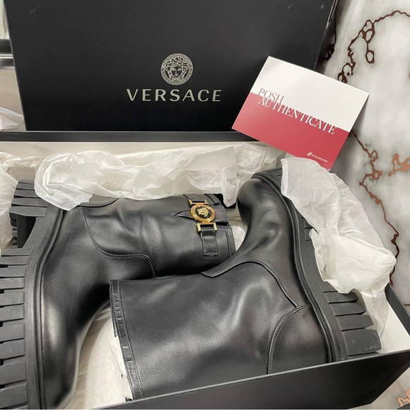 VERSACE BOOTIE H. 25 VITELLO
NERO-ORO NEW IN BOX SIZE 38.5 - Picture 5 of 13